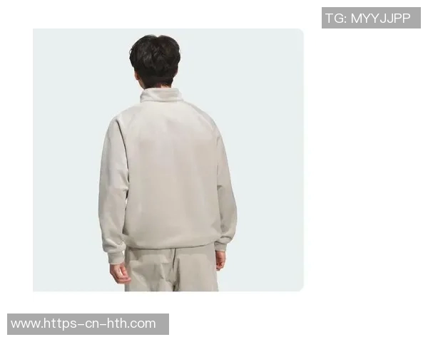 阿迪达斯足球卫衣助你轻松应对寒冷天气展现运动风采与时尚魅力